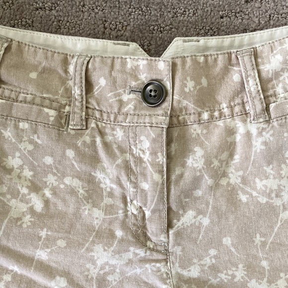 LOFT beige floral linen blend shorts, size 4. - Picture 2 of 7